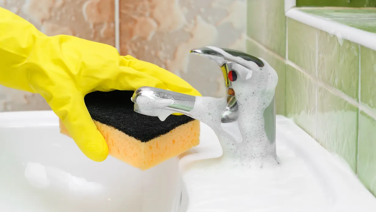 how to clean sink faucett