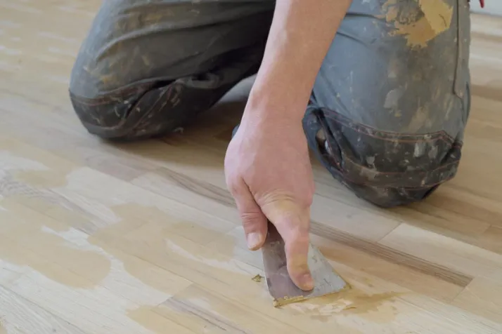 Use Putty for Large Scratches on laminate floors